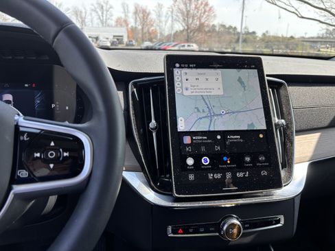 Used 2025 Volvo XC90 B6 Plus w/ Protection Package Premier image 18