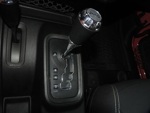 Used 2016 Jeep Wrangler Unlimited Rubicon image 24