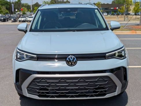 New 2026 Volkswagen Taos SE FWD image 9