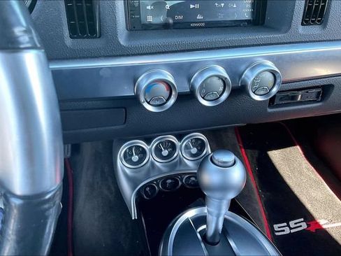 Used 2004 Chevrolet SSR w/ Preferred Equipment Group RWD image 14