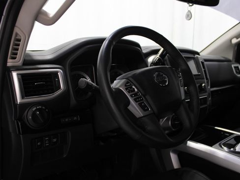 Used 2017 Nissan Titan SV AWD/4WD image 12