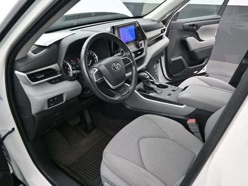 Used 2023 Toyota Highlander LE image 7