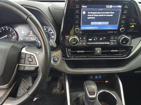 Used 2022 Toyota Highlander XLE AWD/4WD image 8