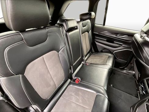 Used 2022 Jeep Grand Cherokee Altitude AWD/4WD image 18
