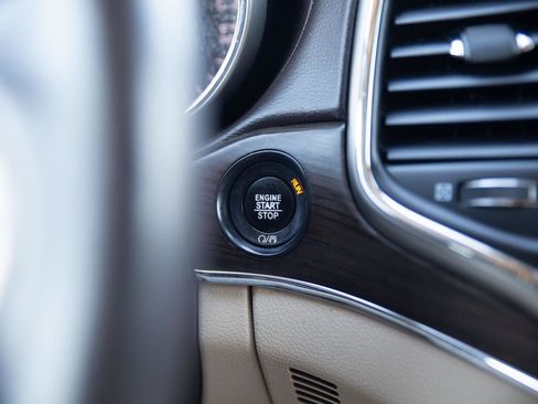 Used 2018 Jeep Grand Cherokee Overland image 8