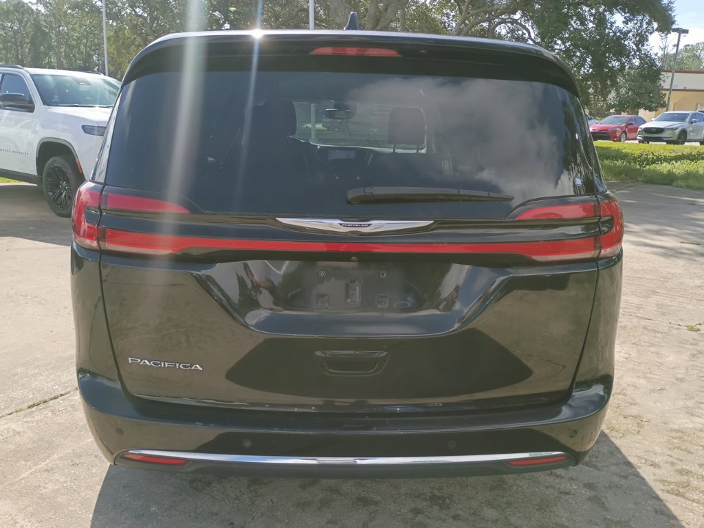 Used 2024 Chrysler Pacifica Touring-L FWD image 6