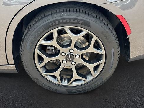 Used 2018 Chrysler 300 S AWD/4WD image 30