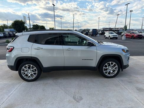 Used 2024 Jeep Compass Latitude AWD/4WD image 9