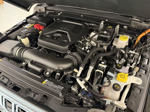 Used 2025 Jeep Wrangler Unlimited Sahara image 34