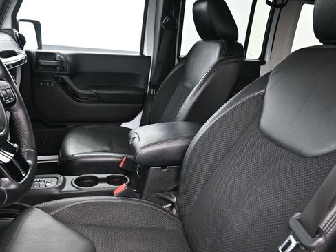 Used 2017 Jeep Wrangler Unlimited Sahara image 28