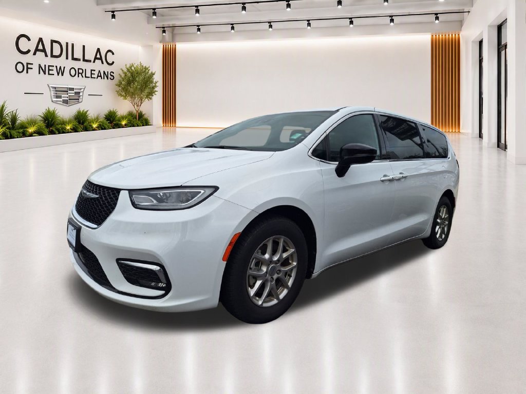 Used 2025 Chrysler Pacifica Select FWD image 3