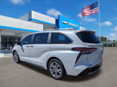 Used 2024 Toyota Sienna Platinum FWD image 6
