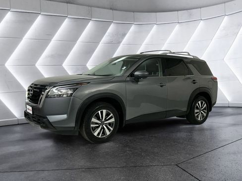 Used 2024 Nissan Pathfinder SL image 3