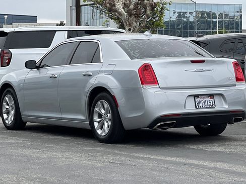 Used 2019 Chrysler 300 Touring RWD image 6