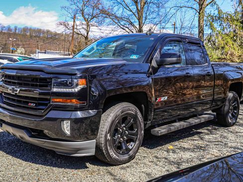 Used 2018 Chevrolet Silverado 1500 LT w/ Midnight Edition image 3
