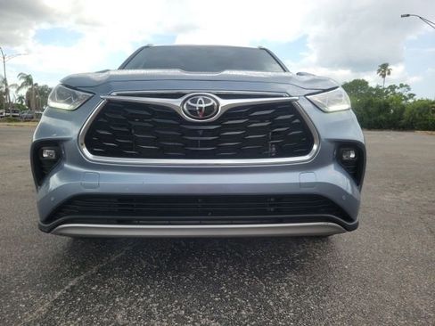 Used 2024 Toyota Highlander Platinum FWD image 4