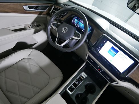 Used 2025 Volkswagen Atlas SE AWD/4WD image 9