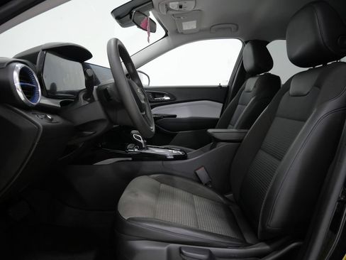 Used 2025 Chevrolet Trax LT FWD image 11