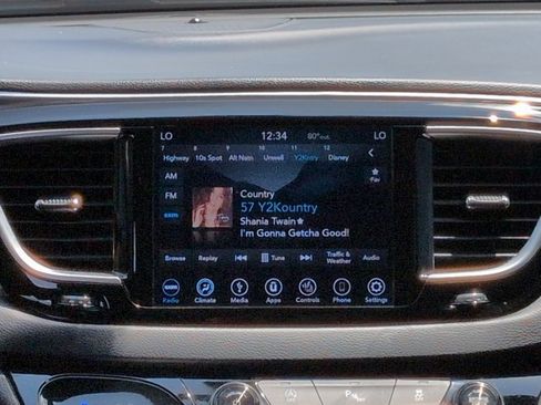 Used 2019 Chrysler Pacifica Touring-L w/ Premium Audio Group FWD image 19
