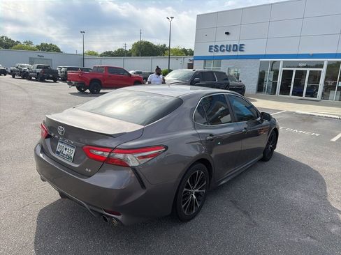 Used 2018 Toyota Camry SE FWD image 6