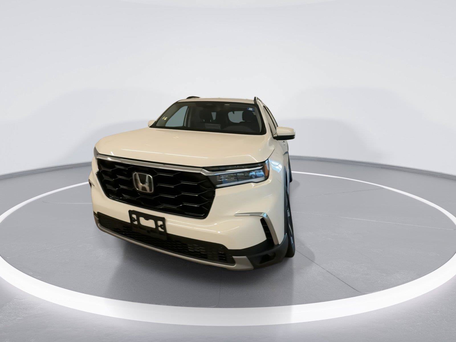 Used 2025 Honda Pilot Touring image 3