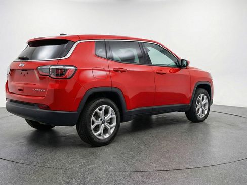 Used 2025 Jeep Compass Latitude image 9
