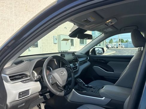 Used 2021 Toyota Highlander LE AWD/4WD image 8
