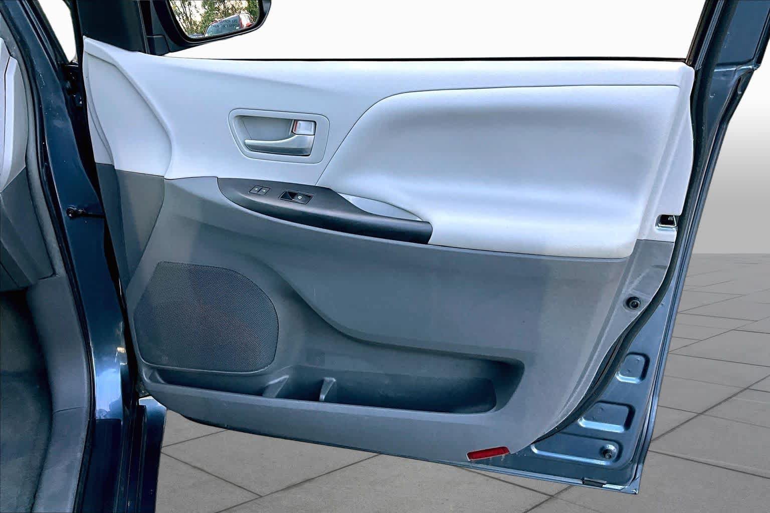 Certified 2017 Toyota Sienna LE FWD image 21