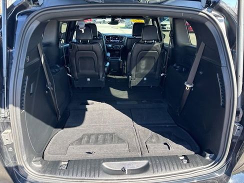 Used 2025 Chrysler Pacifica Select image 15