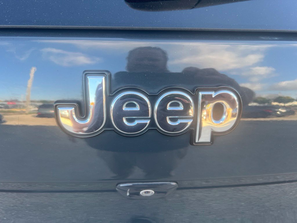 Used 2018 Jeep Cherokee Latitude Plus w/ Comfort/Convenience Group AWD/4WD image 37