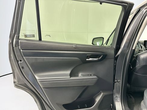 Used 2023 Toyota Highlander XLE image 26
