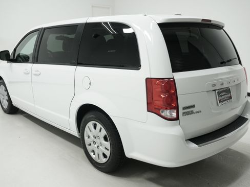 Used 2018 Dodge Grand Caravan SE w/ UConnect Hands-Free Group image 6