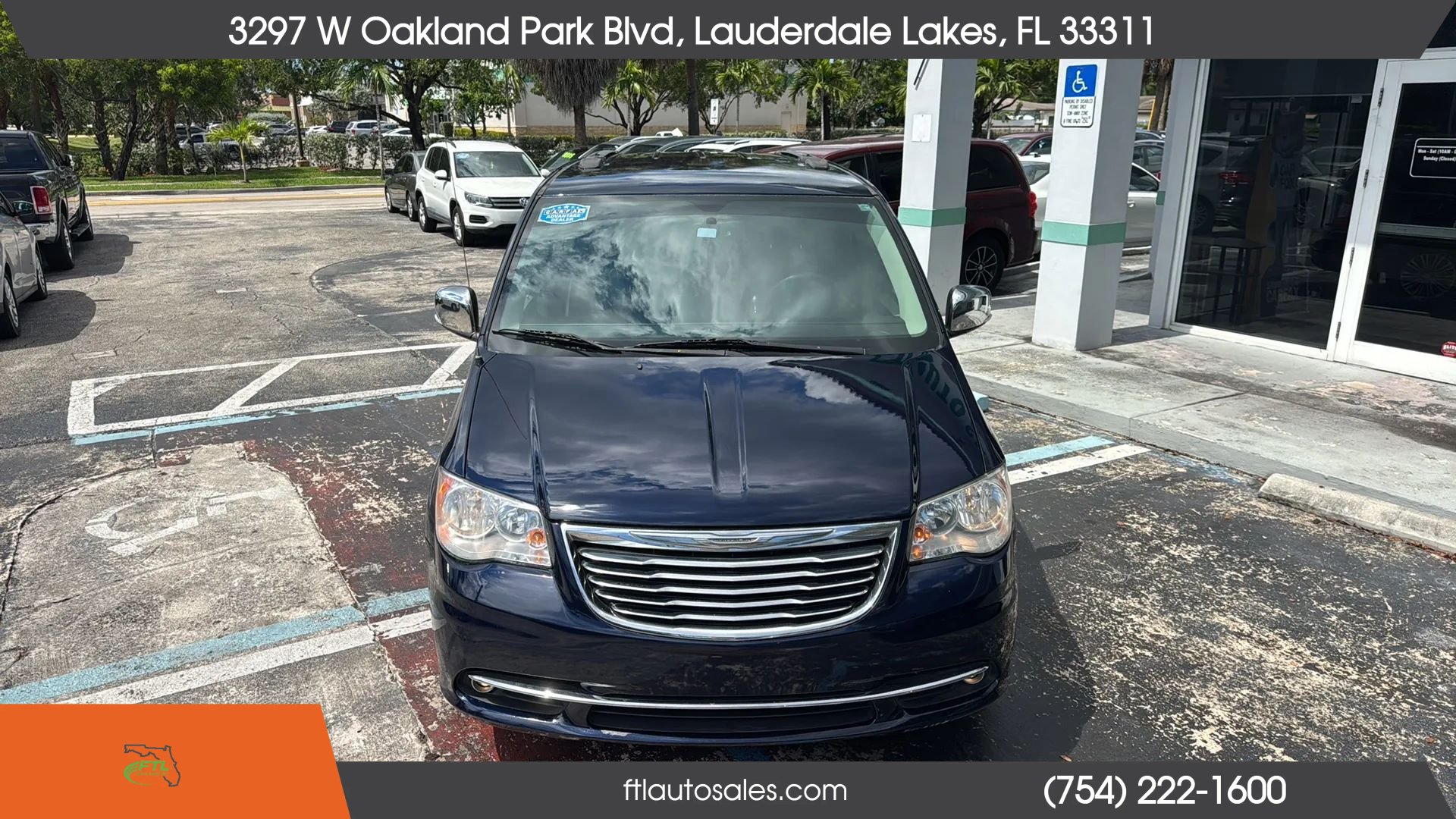 Used 2014 Chrysler Town & Country Touring-L FWD image 4