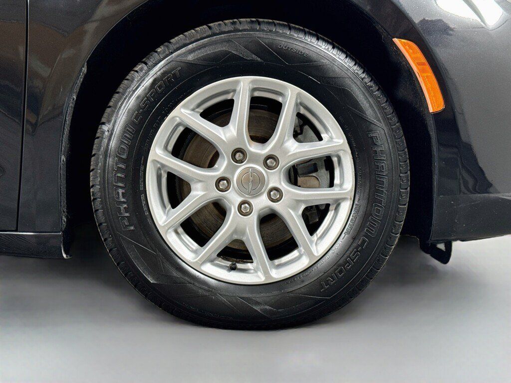 Used 2020 Chrysler Voyager Lxi FWD image 40