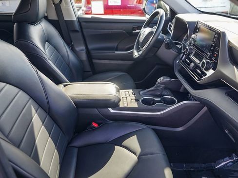Used 2022 Toyota Highlander XLE image 17
