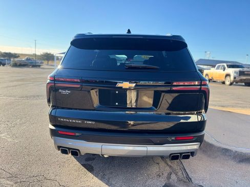 Used 2025 Chevrolet Traverse LT image 5