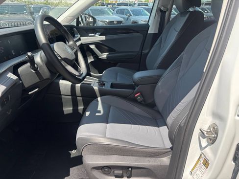 Used 2026 Volkswagen Tiguan SE AWD/4WD image 28