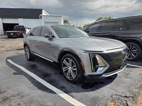 Certified 2024 Cadillac Lyriq Luxury AWD/4WD image 3