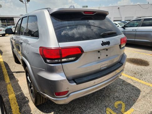 Used 2017 Jeep Grand Cherokee Altitude RWD image 5