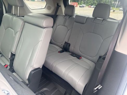 Used 2025 Honda Pilot Touring image 14