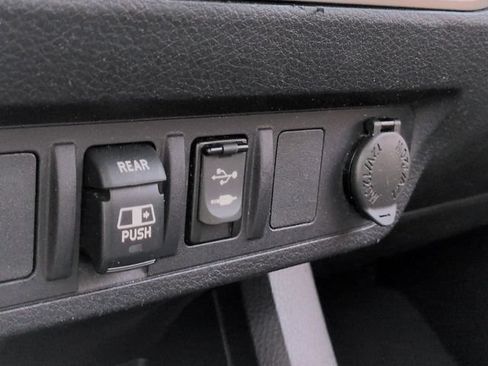 Used 2018 Toyota Tacoma SR5 RWD image 20
