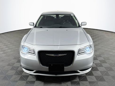 Used 2019 Chrysler 300 Touring RWD image 2