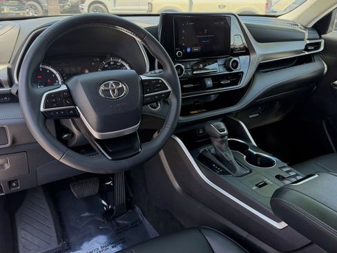 Used 2025 Toyota Highlander XLE FWD image 29