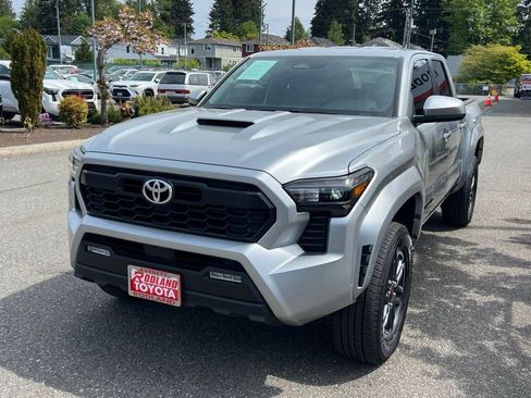 Used 2024 Toyota Tacoma TRD Sport AWD/4WD image 4
