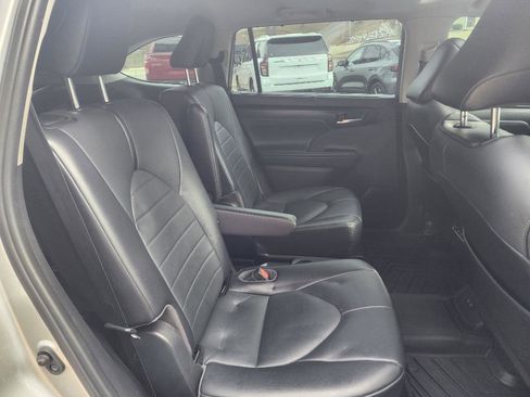 Used 2021 Toyota Highlander XLE image 9