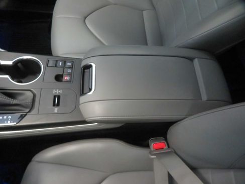 Used 2023 Toyota Highlander XLE FWD image 50
