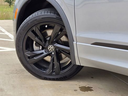 Used 2023 Volkswagen Tiguan SE R-Line FWD image 30