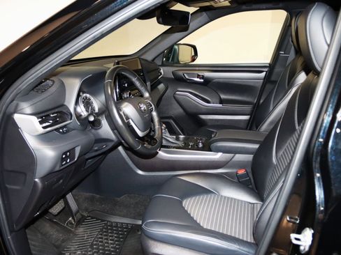 Used 2023 Toyota Highlander L image 33