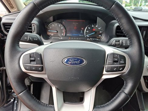 Used 2023 Ford Explorer XLT AWD/4WD image 8