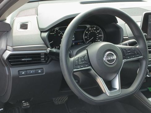 Used 2023 Nissan Altima 2.5 SV FWD image 18
